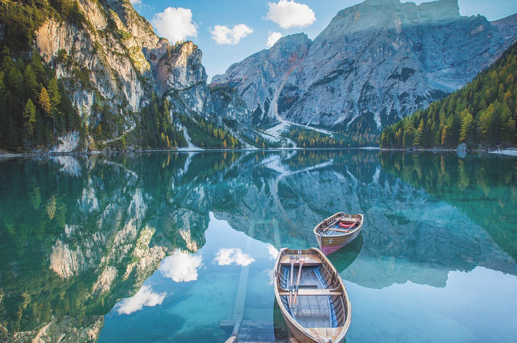 Planinsko jezero s drvenim brodovima, sklad između ljudi i prirode
